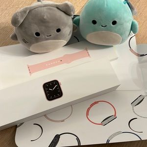 re-LIST as previous buyer canceled on her own accord: Apple Series 5 Watch